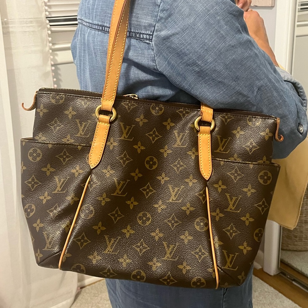 Authentic Louis Vuitton Handbag 👜